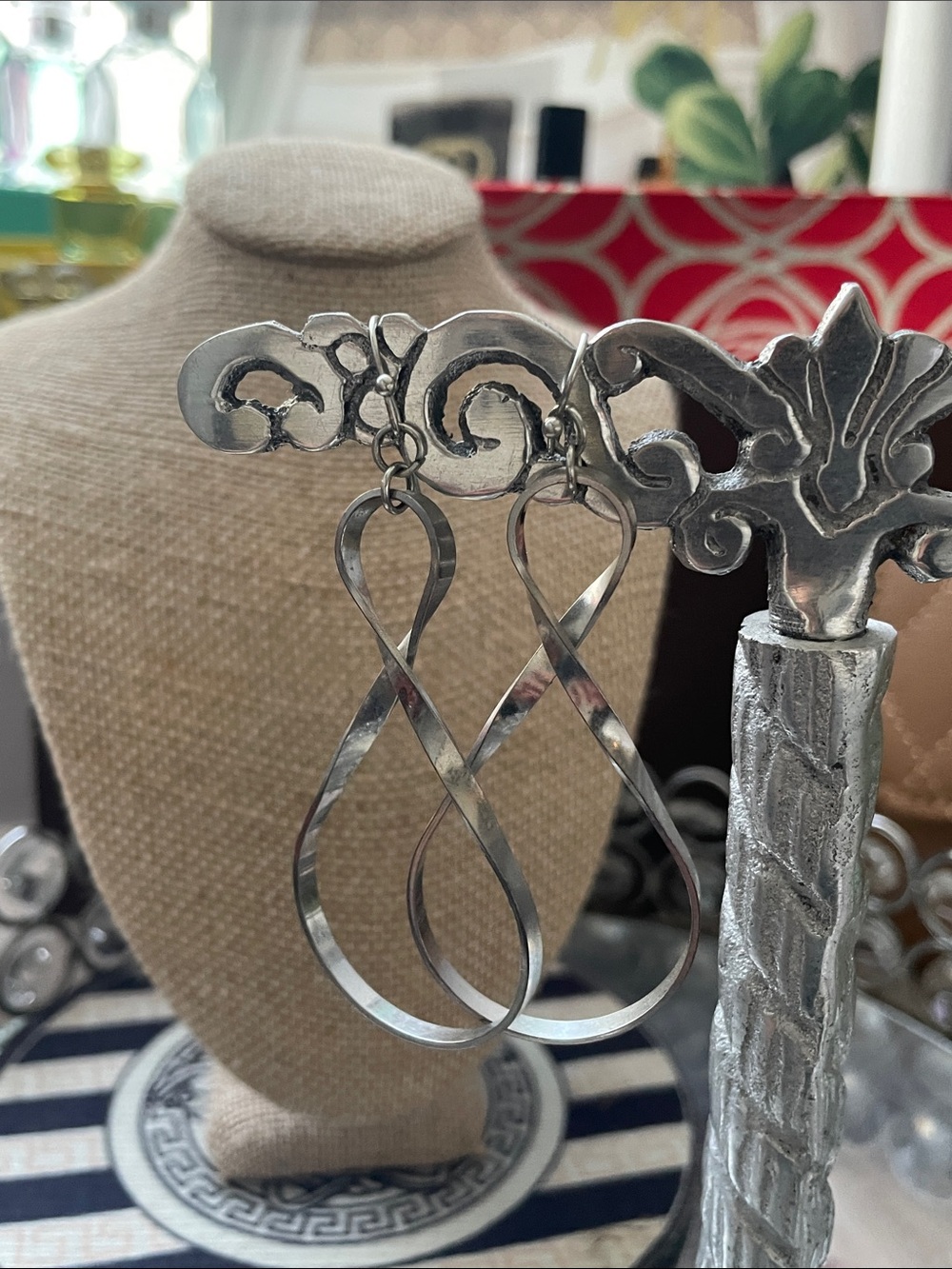 ✨Silver Twisted Loop Decorative Drop Earrings✨Preloved